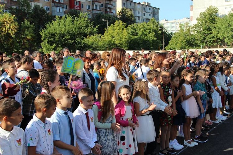 С най-много първокласници в община Димитровград посрещна новата учебна година ОУ „Алеко Константинов“.