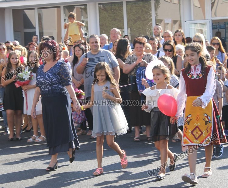 Каравеловци набраха 603 лв. за болни деца в първия учебен ден