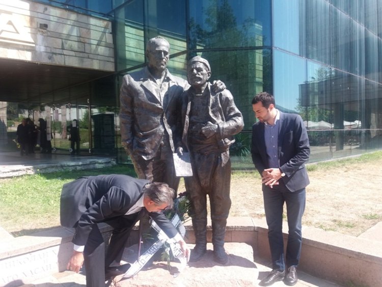 Цветя и поклон пред паметта на Николай Хайтов