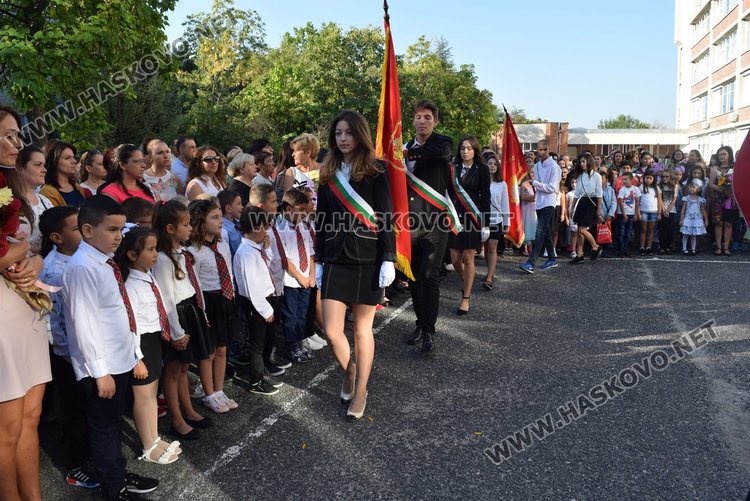 Първите първокласници в униформи в областта прекрачиха училищния праг