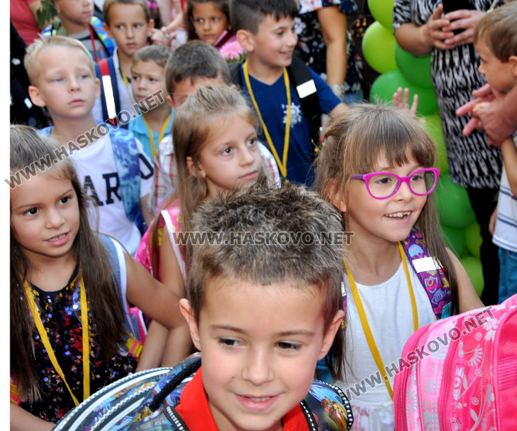 Омбудсманът Мая Манолова въведе първолаците на „Рилски“ в класната стая