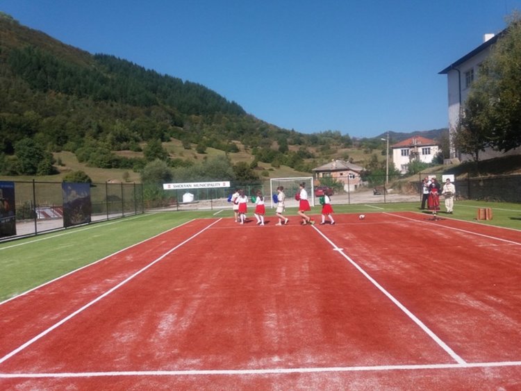 С нова спортна площадка започна учебната година в смолянското село Търън