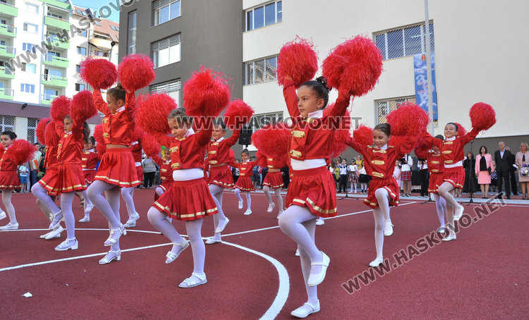 Омбудсманът Мая Манолова въведе първолаците на „Рилски“ в класната стая