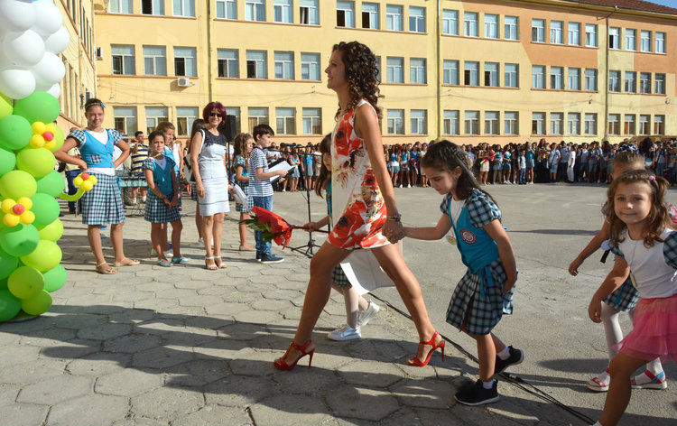 Владетелката на „Знам и мога“ изпрати до класната стая първолаците от „Смирненски“