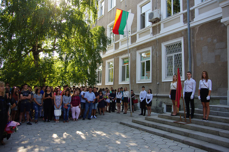 В ПМГ Иван Вазов посрещнаха 470 ученици на 15 септември