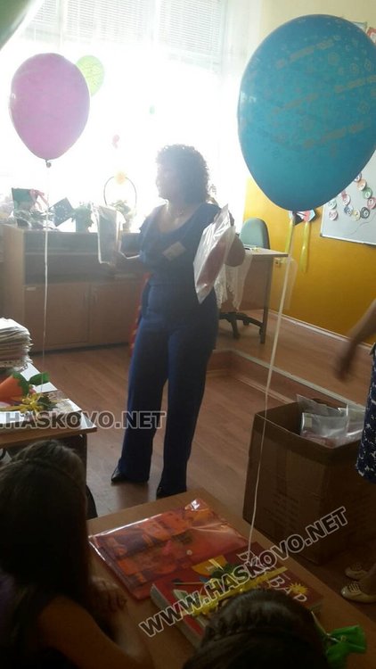 Кметът на Джебел Бахри Юмер дари първокласниците с книжки и несесери за първия учебен ден