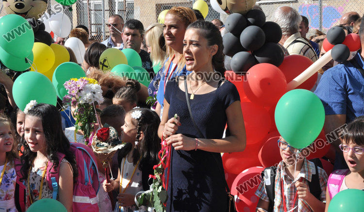 Омбудсманът Мая Манолова въведе първолаците на „Рилски“ в класната стая