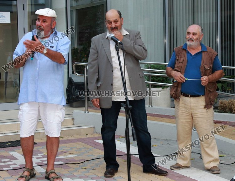  Инициатор на ​пленера под надслов "Сугит" е художникът и български изселник в Измир  Яшар Али /вдясно/