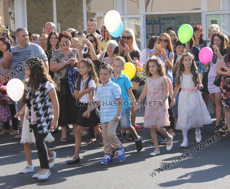 Каравеловци набраха 603 лв. за болни деца в първия учебен ден