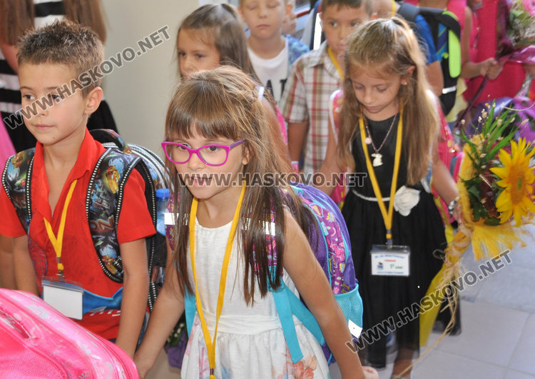 Омбудсманът Мая Манолова въведе първолаците на „Рилски“ в класната стая