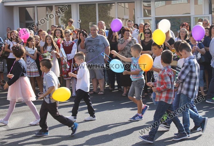 Каравеловци набраха 603 лв. за болни деца в първия учебен ден