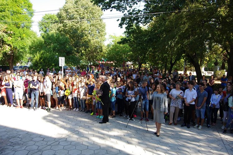 В ПМГ Иван Вазов посрещнаха 470 ученици на 15 септември