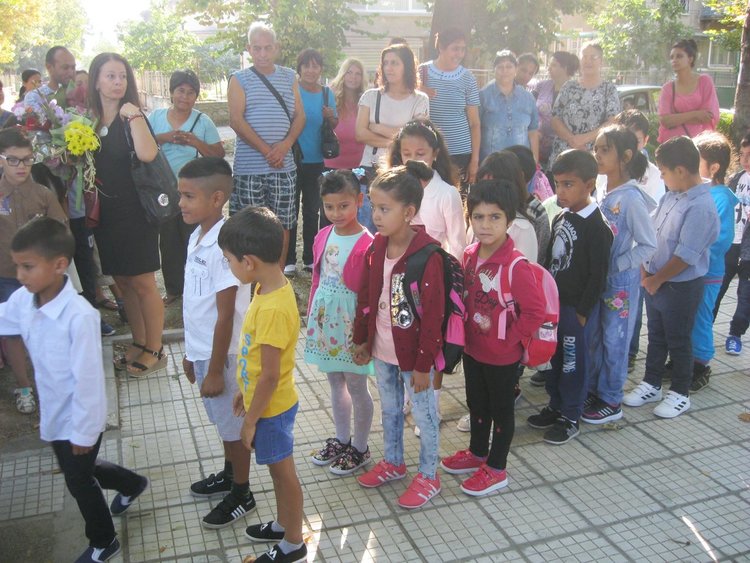  Една паралелка първолаци прекрачи прага на училището на 15 септември