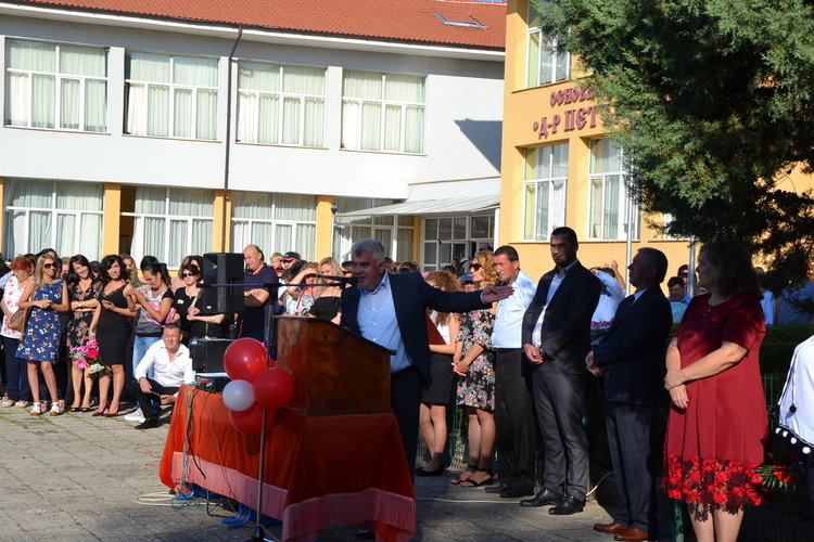 Инж. Сунай Хасан присъства на откриването на новата учебна година в училище „Петър Берон“