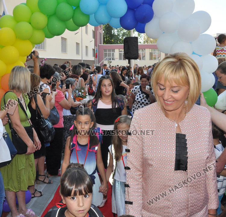 Омбудсманът Мая Манолова въведе първолаците на „Рилски“ в класната стая