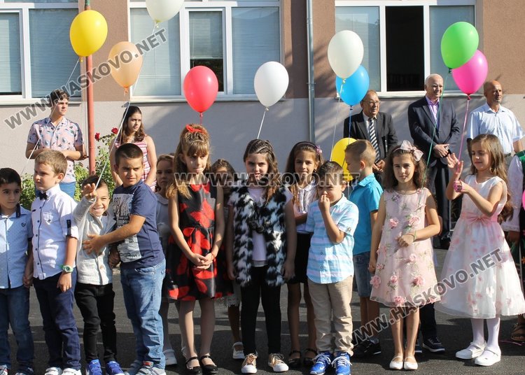 Каравеловци набраха 603 лв. за болни деца в първия учебен ден