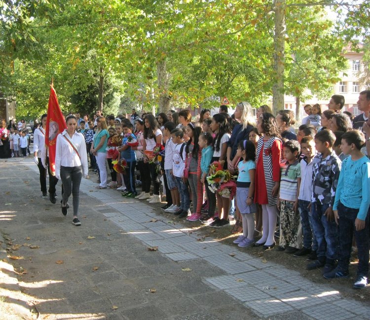 Пред паметника на Левски откри учебната година димитровградско училище