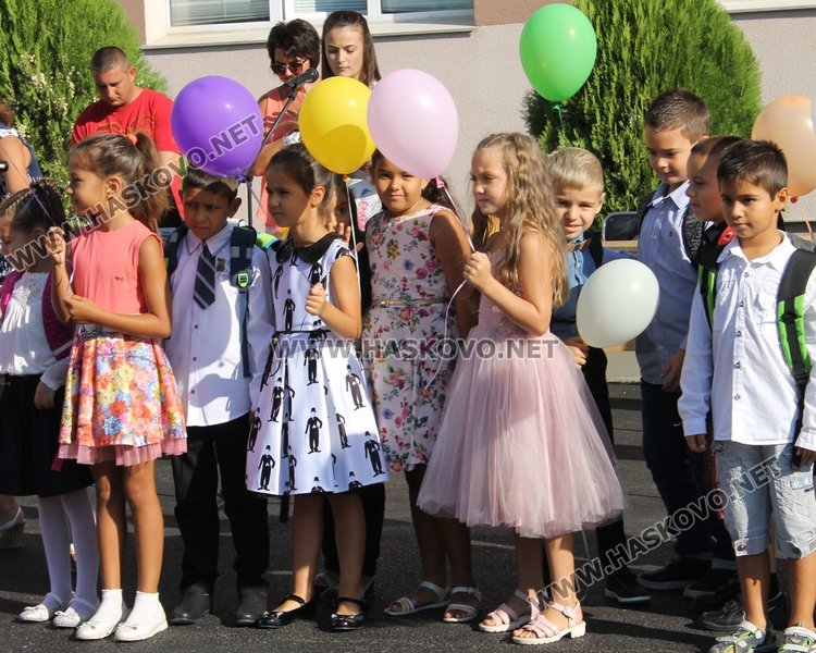 Каравеловци набраха 603 лв. за болни деца в първия учебен ден