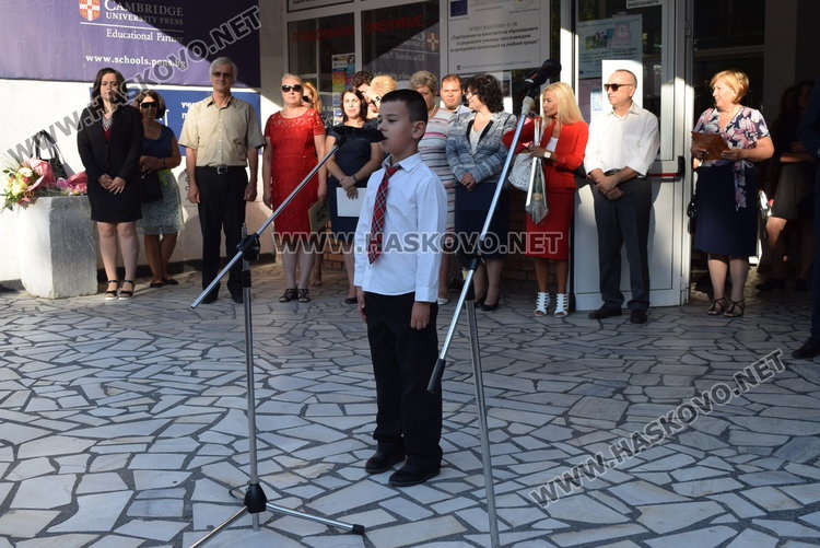 Първите първокласници в униформи в областта прекрачиха училищния праг