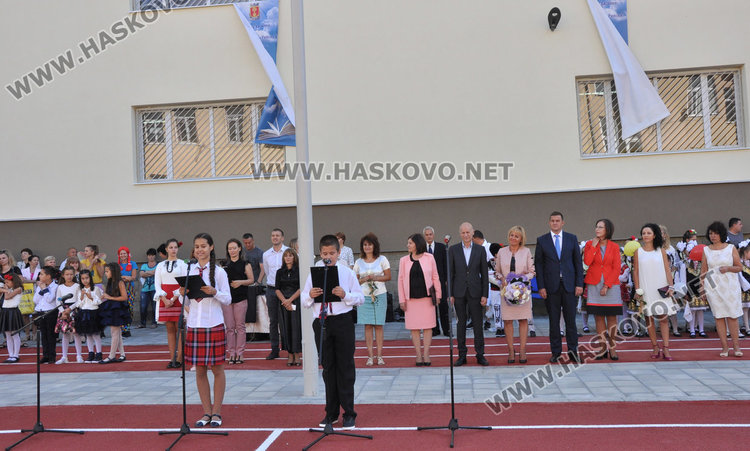 Омбудсманът Мая Манолова въведе първолаците на „Рилски“ в класната стая