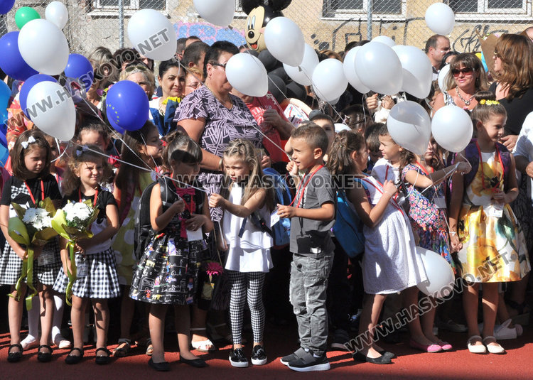 Омбудсманът Мая Манолова въведе първолаците на „Рилски“ в класната стая