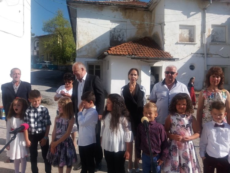 С нова спортна площадка започна учебната година в смолянското село Търън