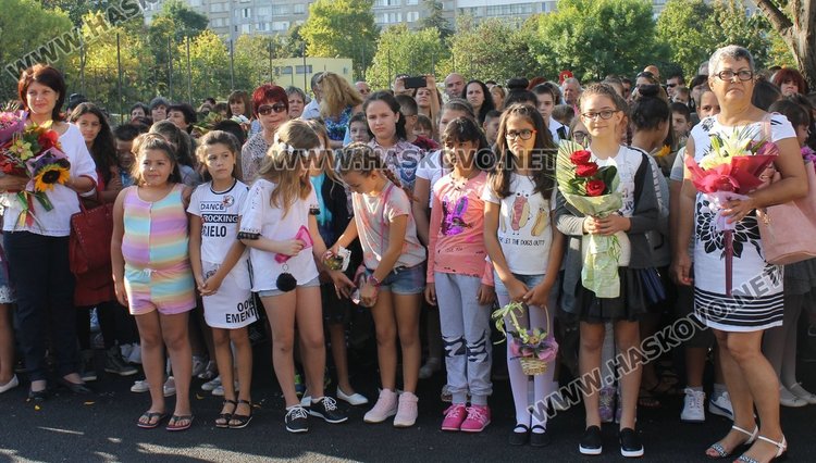 Каравеловци набраха 603 лв. за болни деца в първия учебен ден