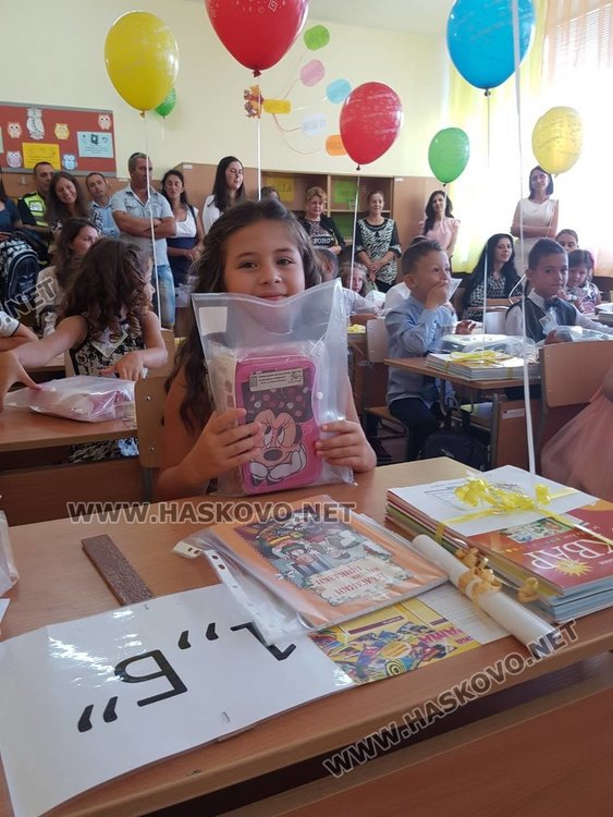 Кметът на Джебел Бахри Юмер дари първокласниците с книжки и несесери за първия учебен ден