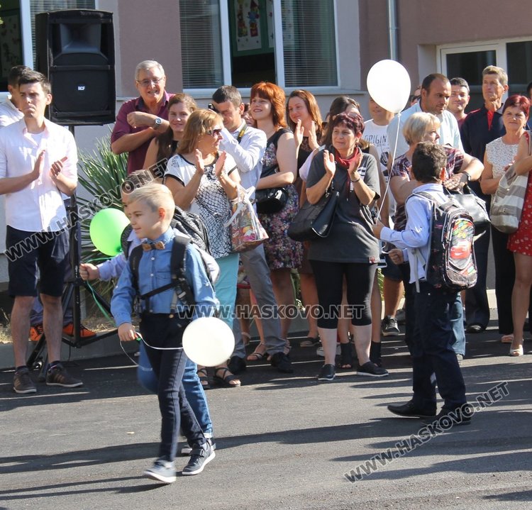 Каравеловци набраха 603 лв. за болни деца в първия учебен ден