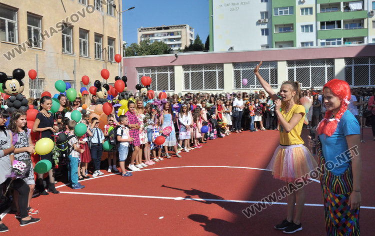 Омбудсманът Мая Манолова въведе първолаците на „Рилски“ в класната стая
