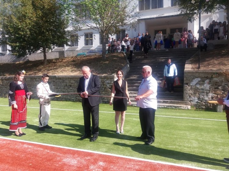 С нова спортна площадка започна учебната година в смолянското село Търън