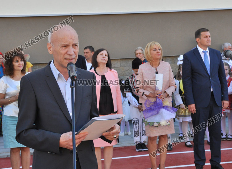 Омбудсманът Мая Манолова въведе първолаците на „Рилски“ в класната стая