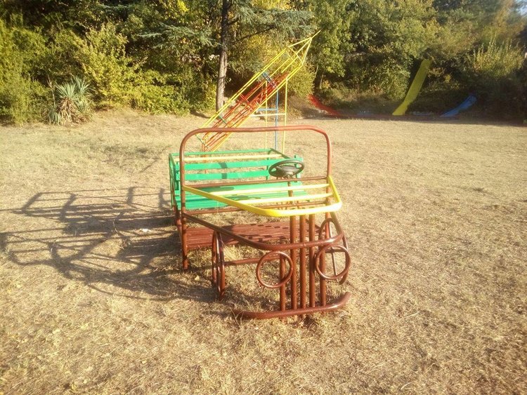 Димитровградчани обновиха детския кът в парк „Пеньо Пенев“