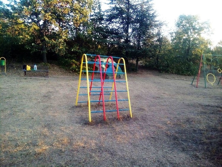 Димитровградчани обновиха детския кът в парк „Пеньо Пенев“