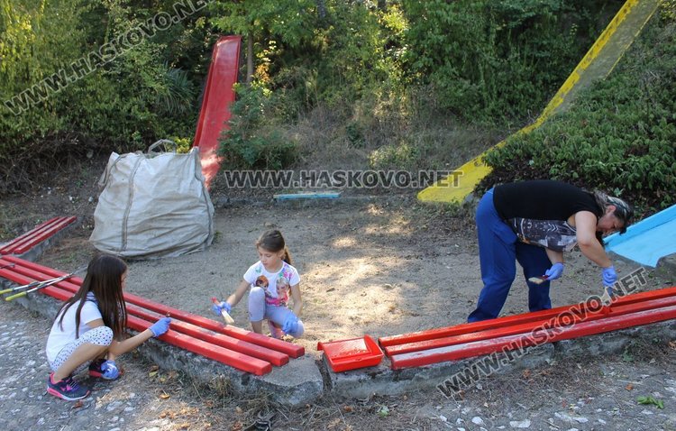 Група димитровградчани се включиха днес в акция за почистване и обновяване на детския кът в парк „П. Пенев“