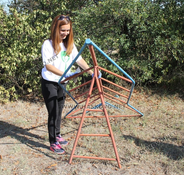 Димитровградчани обновиха детския кът в парк „Пеньо Пенев“