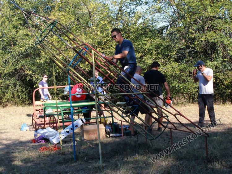 Димитровградчани обновиха детския кът в парк „Пеньо Пенев“