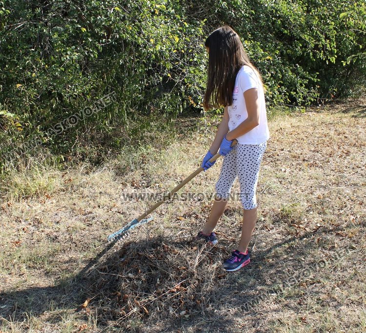 Димитровградчани обновиха детския кът в парк „Пеньо Пенев“