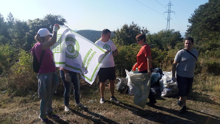 Областният управител поведе 65 доброволци, събраха 100 чувала отпадъци