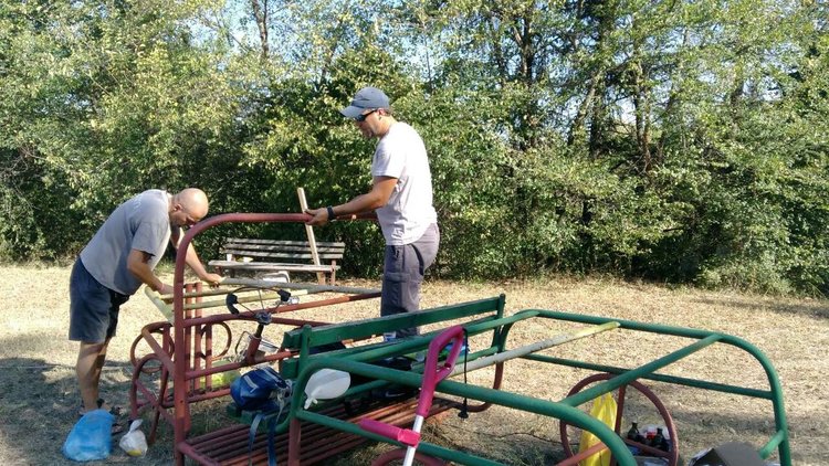 Димитровградчани обновиха детския кът в парк „Пеньо Пенев“