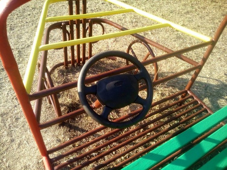 Димитровградчани обновиха детския кът в парк „Пеньо Пенев“