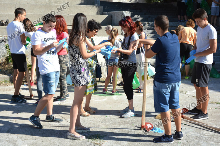 Над 300 се включиха в почистването на Хасково