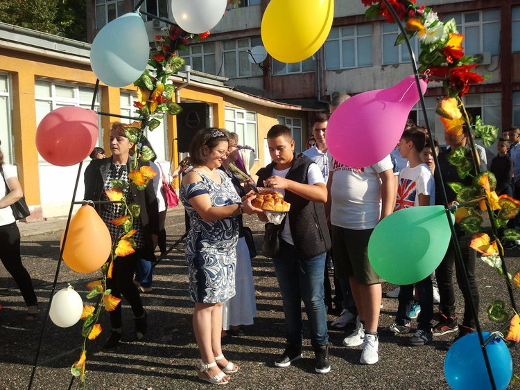 Успешна година си пожелаха учениците и учителите в Електрониката