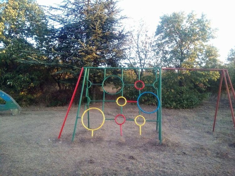 Димитровградчани обновиха детския кът в парк „Пеньо Пенев“