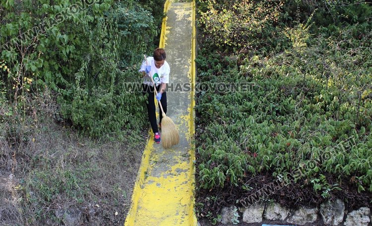 Димитровградчани обновиха детския кът в парк „Пеньо Пенев“