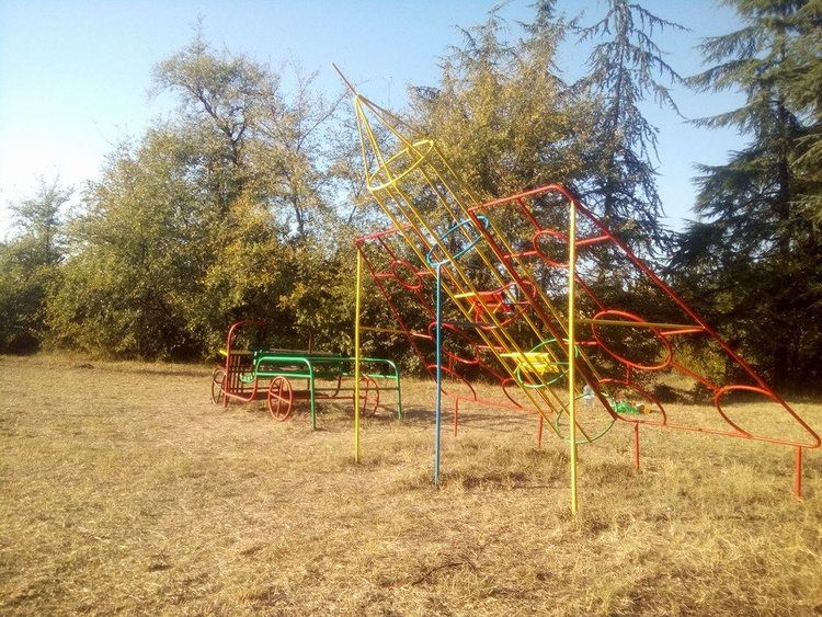 Димитровградчани обновиха детския кът в парк „Пеньо Пенев“