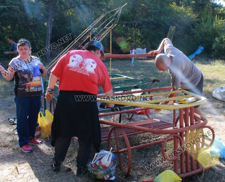 Димитровградчани обновиха детския кът в парк „Пеньо Пенев“