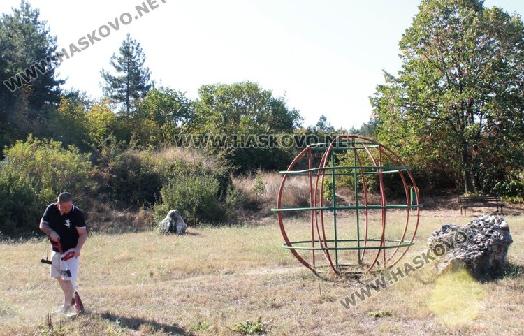 Димитровградчани обновиха детския кът в парк „Пеньо Пенев“