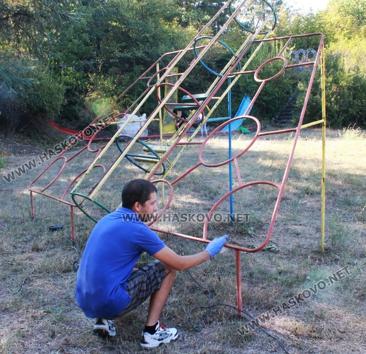 Димитровградчани обновиха детския кът в парк „Пеньо Пенев“