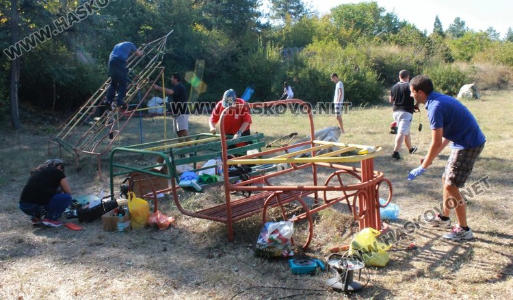 Димитровградчани обновиха детския кът в парк „Пеньо Пенев“